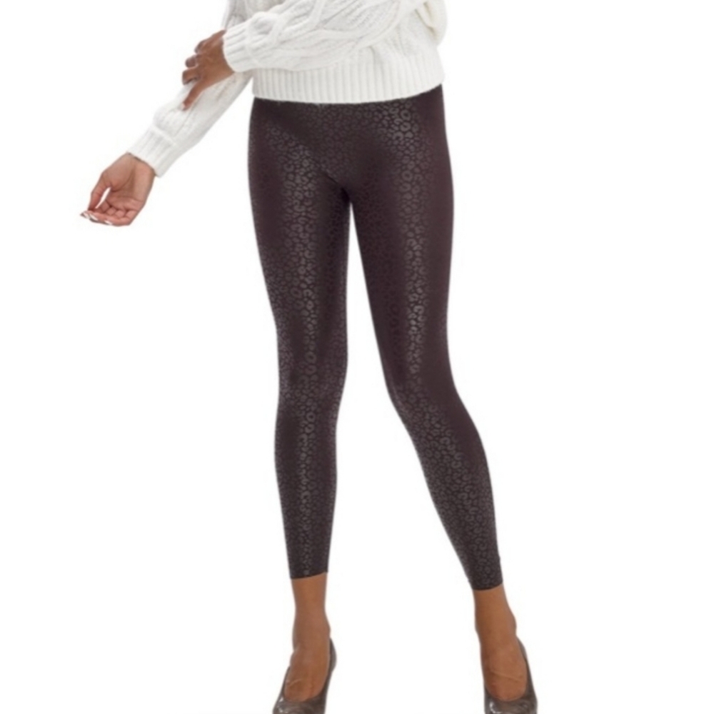 HUE Sleek Nylon Spandex Leopard Leggings